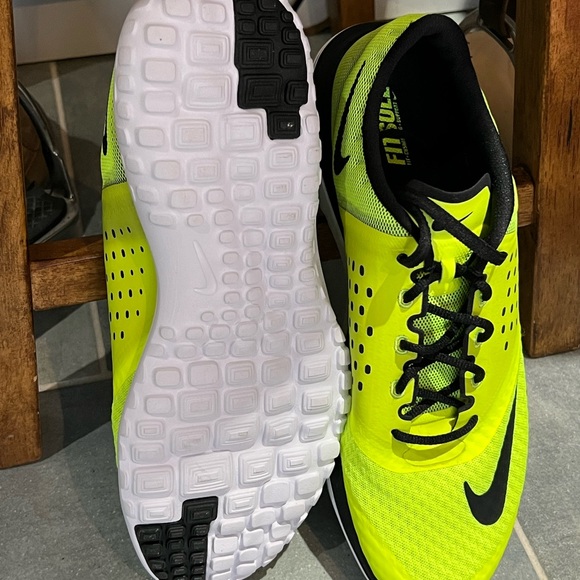 Nike shoes size 11, lime green brand whales never worn. - Picture 3 of 3